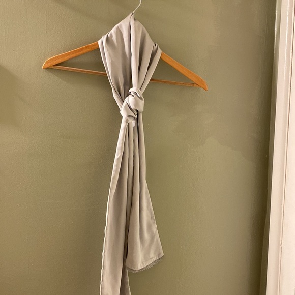 Light gray silky scarf - Picture 2 of 5